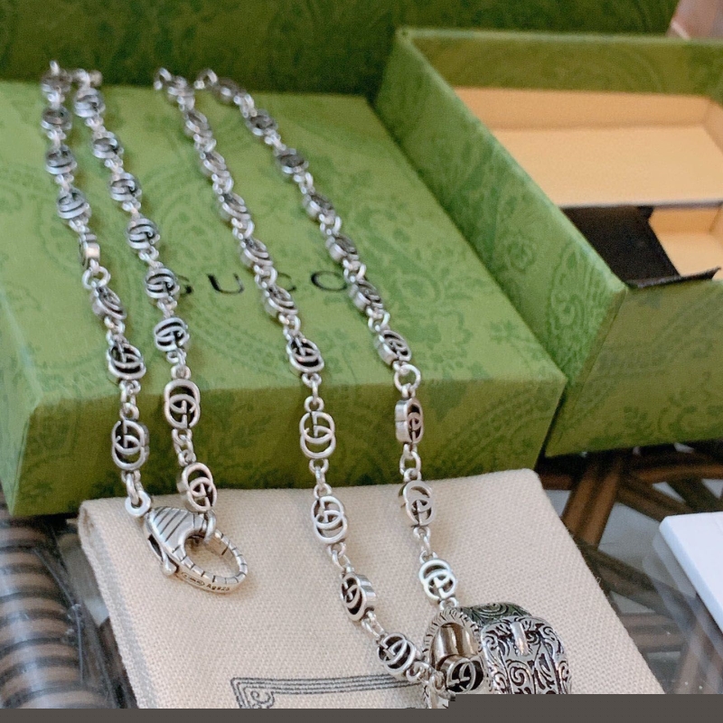 G*u*i necklaces